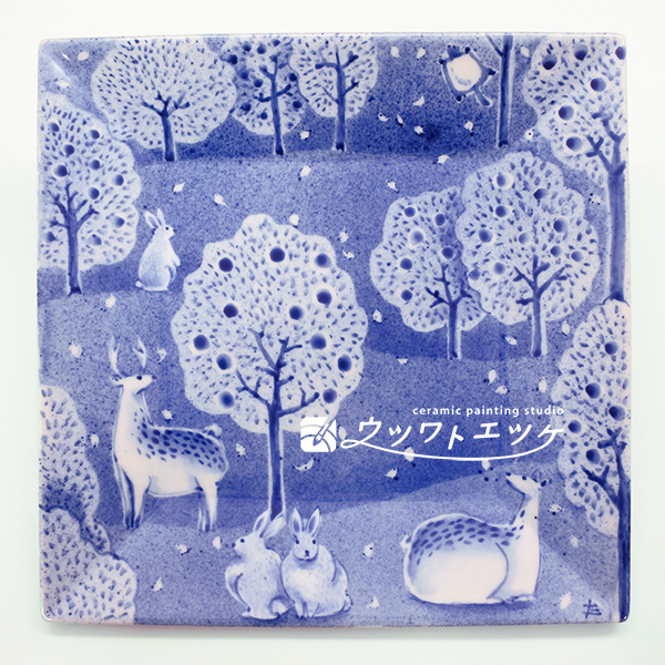 青一色で動物のいる森の風景が描かれた角皿