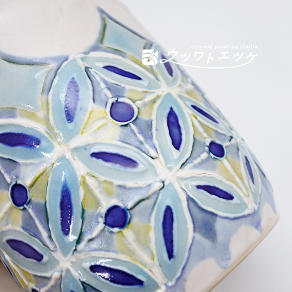 釉薬や下絵具で文様が描かれたマグ