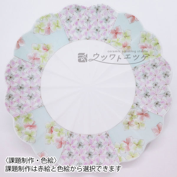 パステル調で文様と花が描かれた菊皿