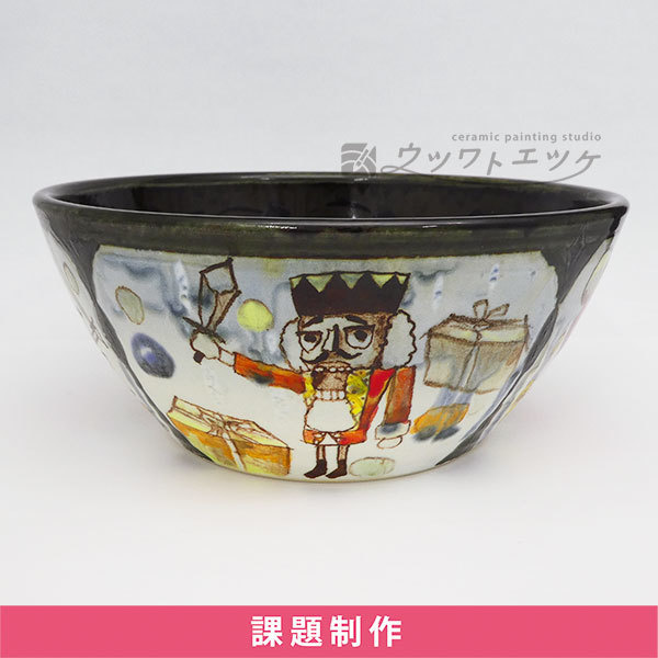 下絵具でくるみ割り人形の世界が描かれたボウル
