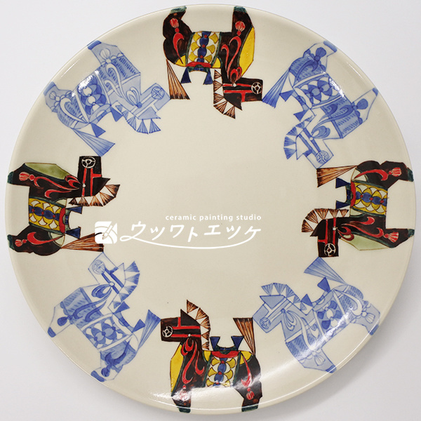 青と茶色で描かれた馬が交互に並んでいるお皿