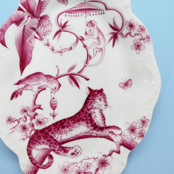 動物や植物画がシノワズリー風に描かれた額型のお皿