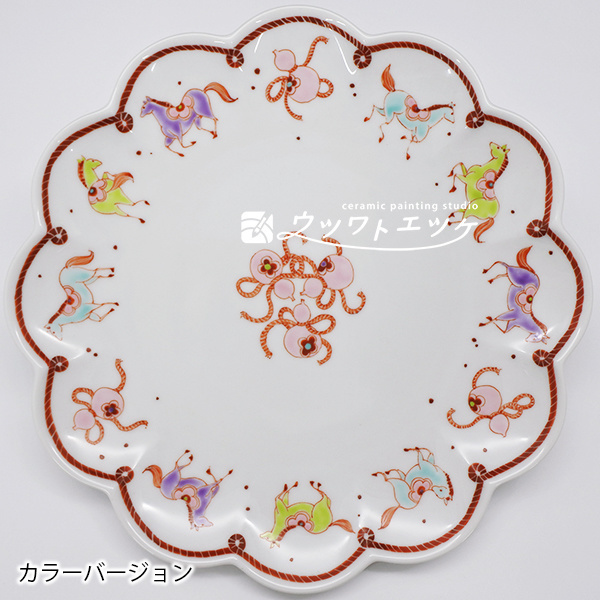 カラーで馬と瓢箪が描かれた菊皿