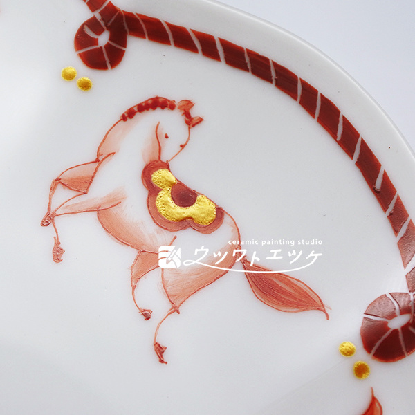 金色の盛り絵具と赤で描かれた馬