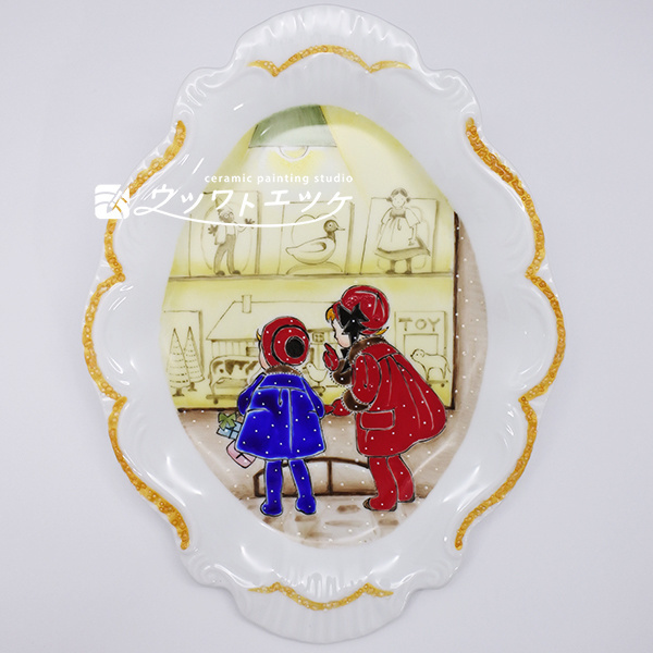 ショーウインドーを除く子供たちが描かれた額縁風のお皿
