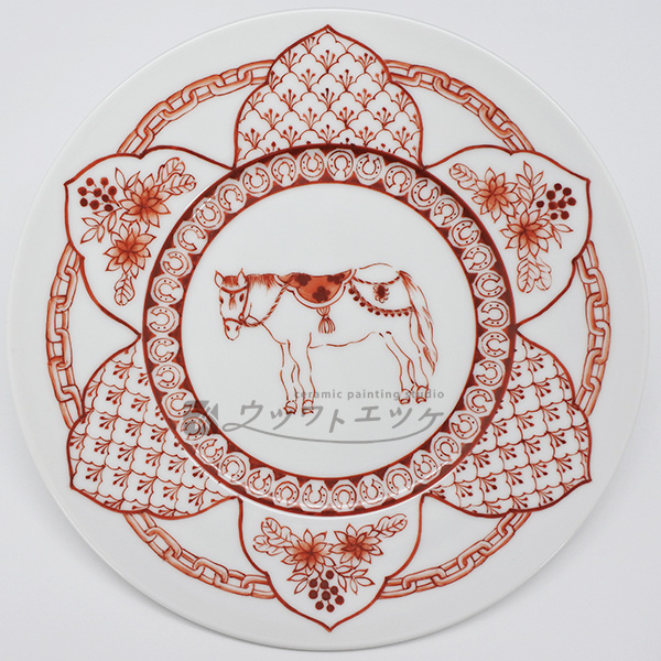 赤絵で馬やチェーンや蹄鉄などが描かれたお皿