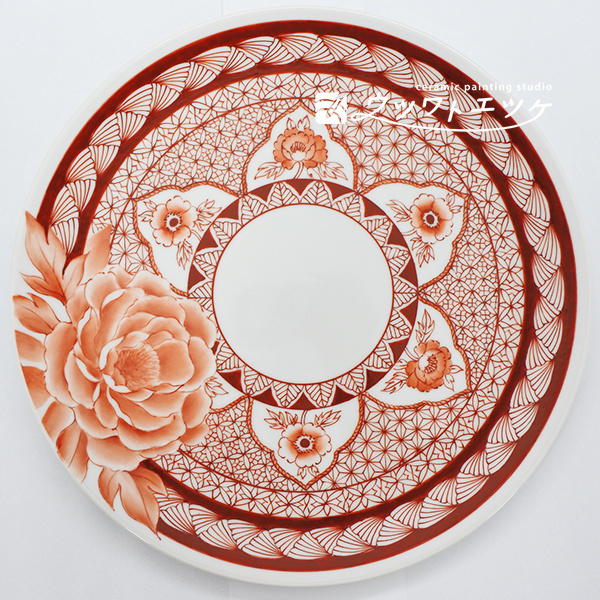 文様と花が描かれた赤絵の丸皿の柄違い