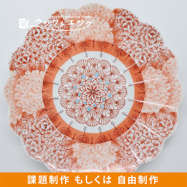 赤でコデマリや文様が描かれた菊皿