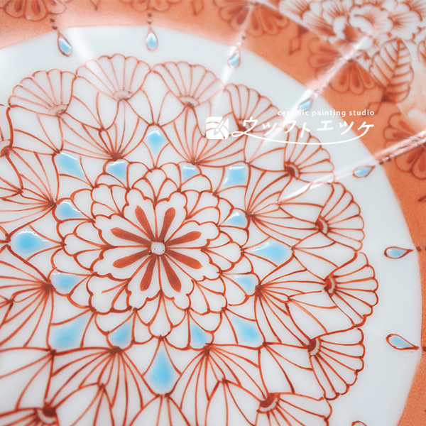 赤い文様の中の水色の盛り部分