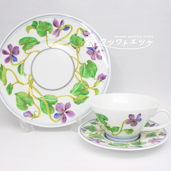 スミレが描かれたカップアンドソーサーとプレートを並べた状態