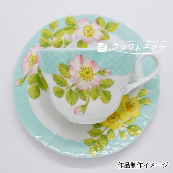 ピンクと黄色の野ばらが描かれたカップアンドソーサー