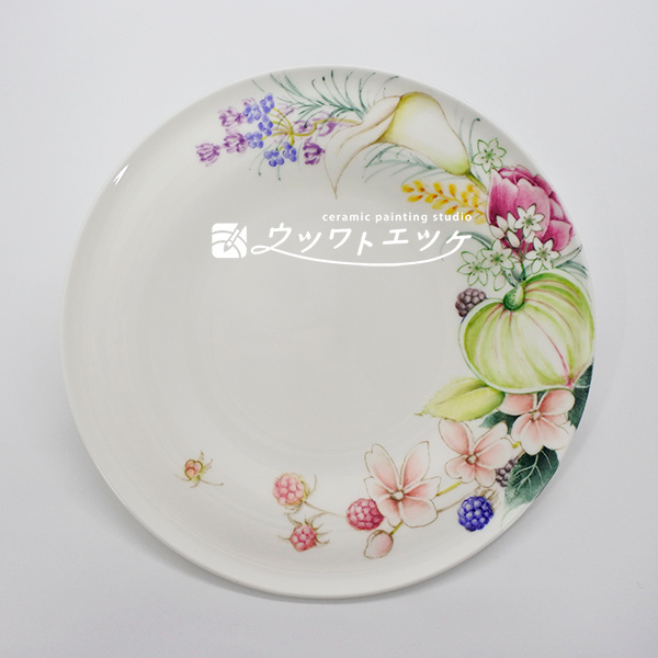 さまざまな花と実が描かれたボーンチャイナの丸皿小