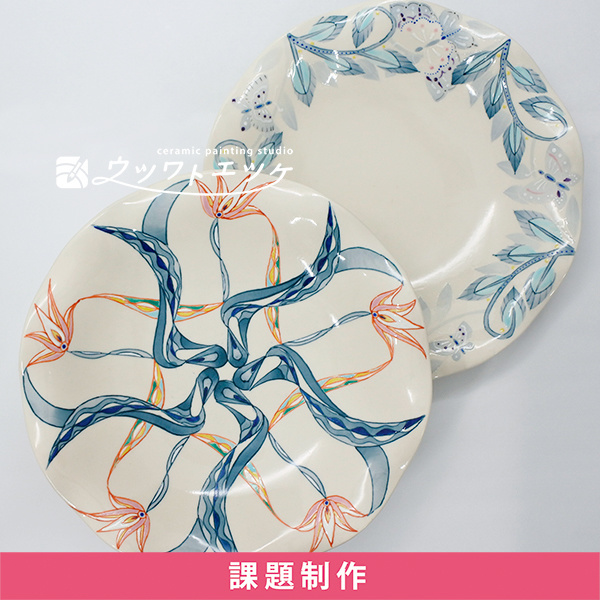 和絵具で花や蝶が描かれた波型皿2枚