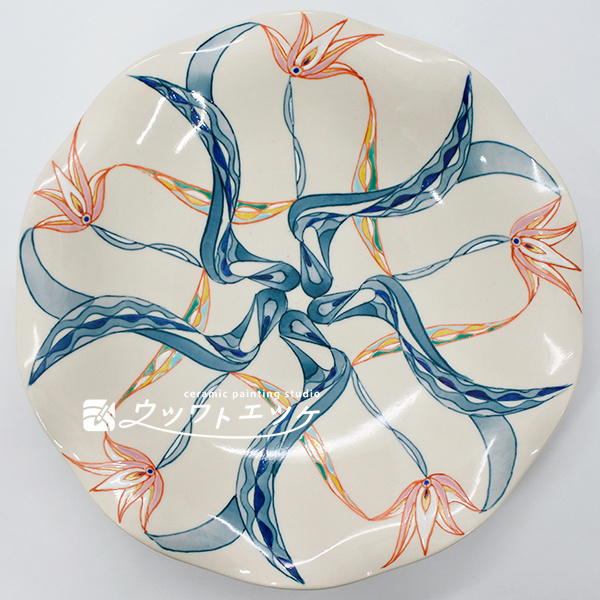 和絵具で花が描かれた波型皿