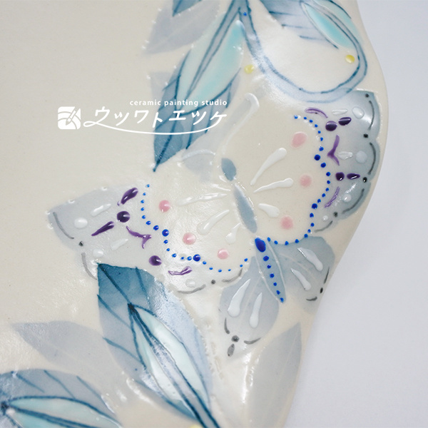 和絵具で描かれた蝶の部分拡大