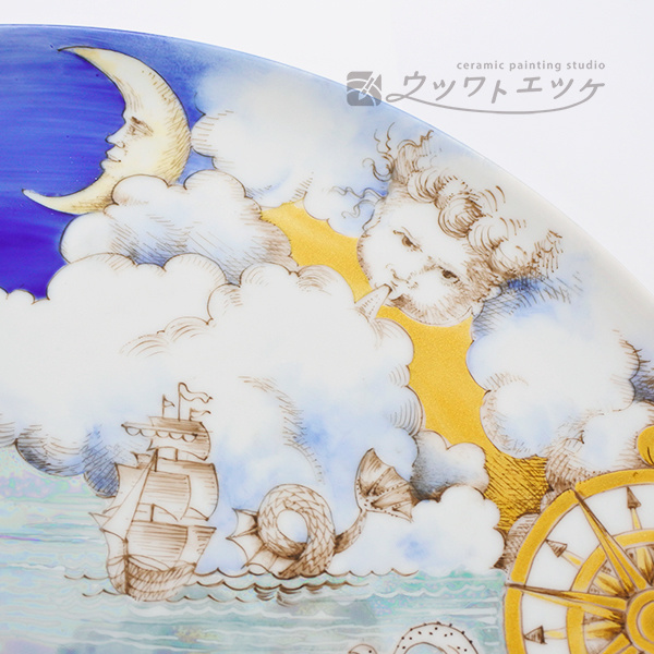 ペンやラスターで海図が描かれた大皿の空の部分拡大