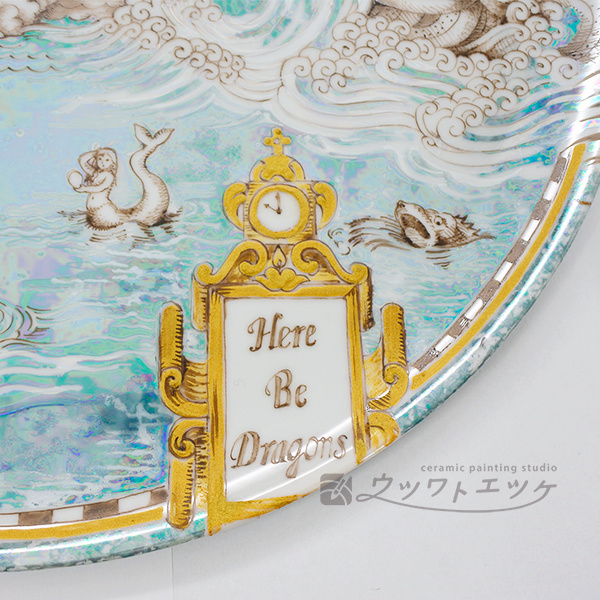 ペンやラスターで海図が描かれた大皿の文字の部分拡大