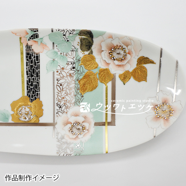 金の盛り上げを施したバラが描かれた長皿の部分拡大