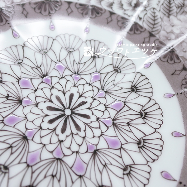 グレーの文様の中の紫色の盛り部分