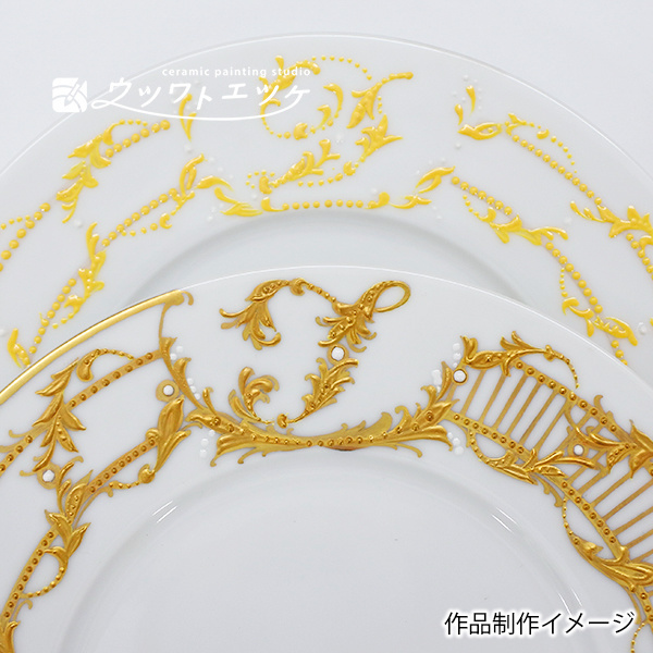 金色の盛りが施されたアルファベット