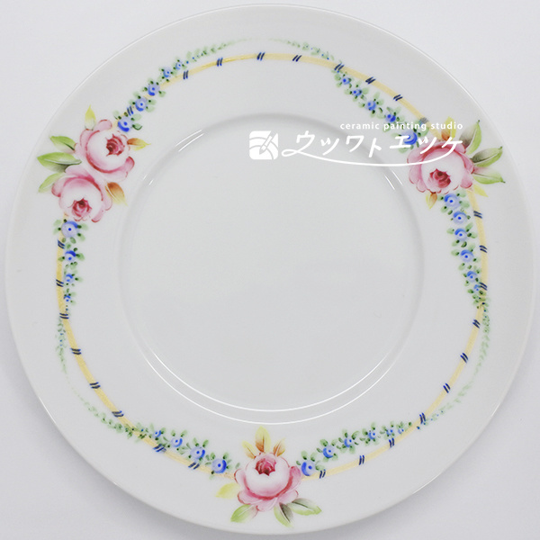リムに小さなバラと忘れなぐさが描かれた丸皿