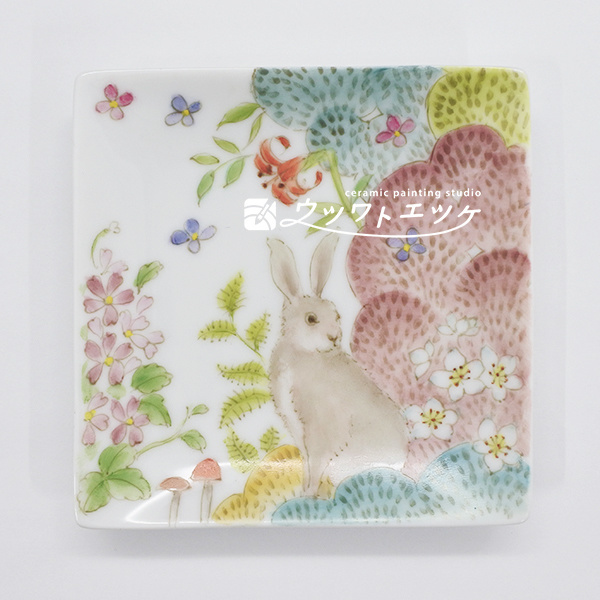 森にいるウサギが描かれた小皿