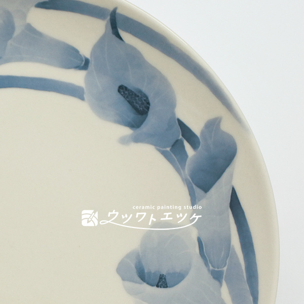 染付で描かれたカラーの花の拡大