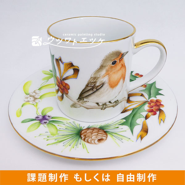 クリスマスリースと赤い鳥が描かれたカップアンドソーサー