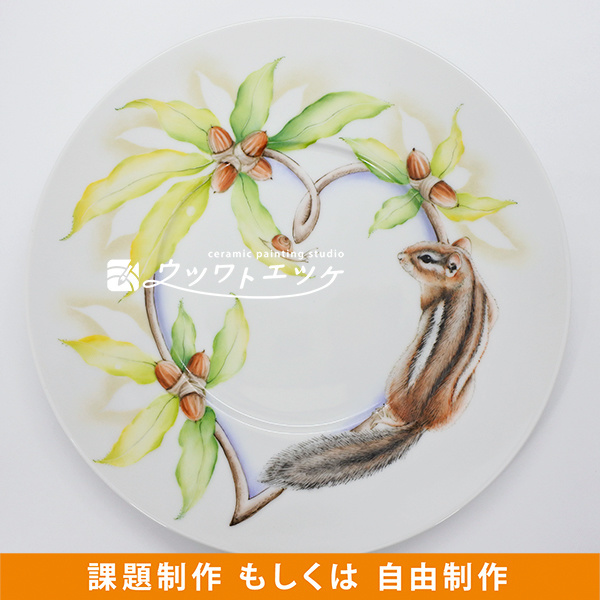 リスと木の実が描かれた丸皿