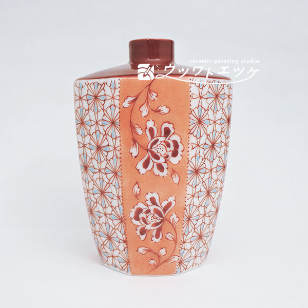 赤で花や文様が描かれた一輪挿し