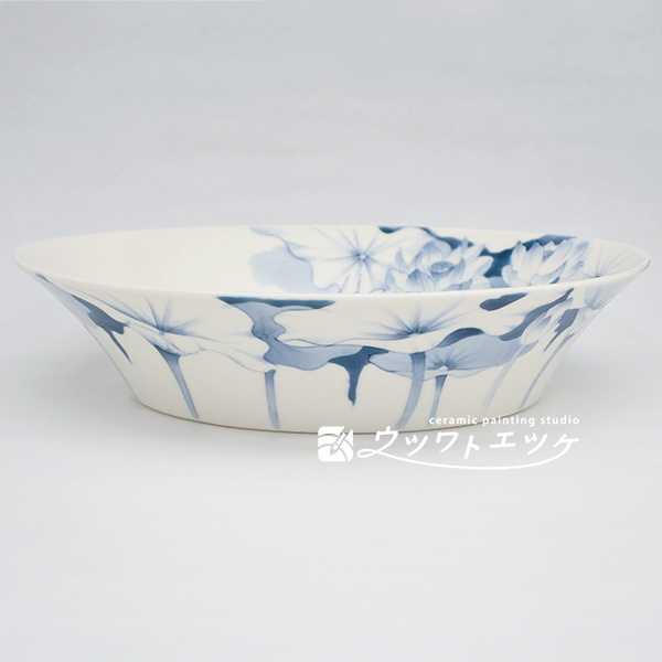 側面と内側に染付の睡蓮が描かれた中鉢