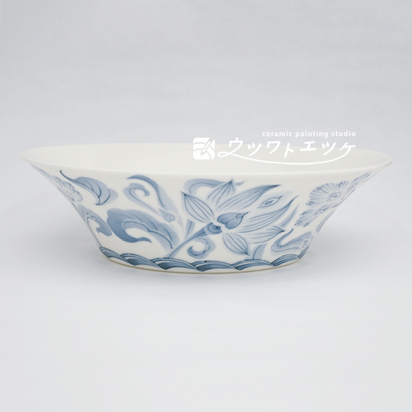 染付で抽象的な花が描かれた小鉢