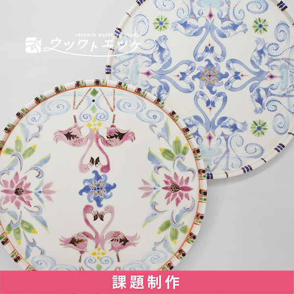 和絵具でフラミンゴや文様が描かれた盆皿2枚