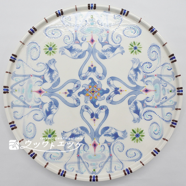 青系の絵具を基調にフラミンゴや文様が描かれた盆皿