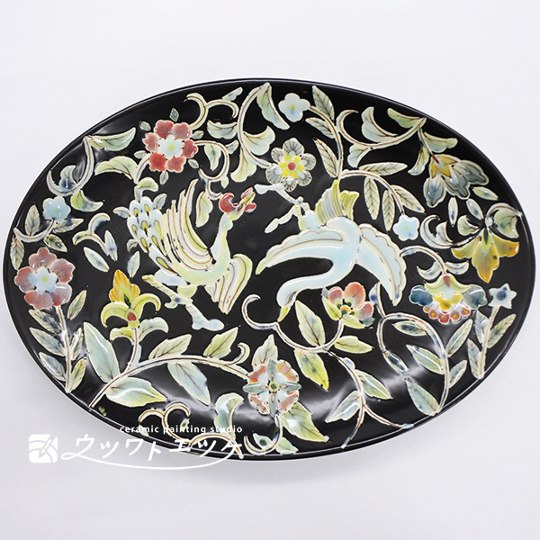 鳥や植物が描かれた黒い楕円皿