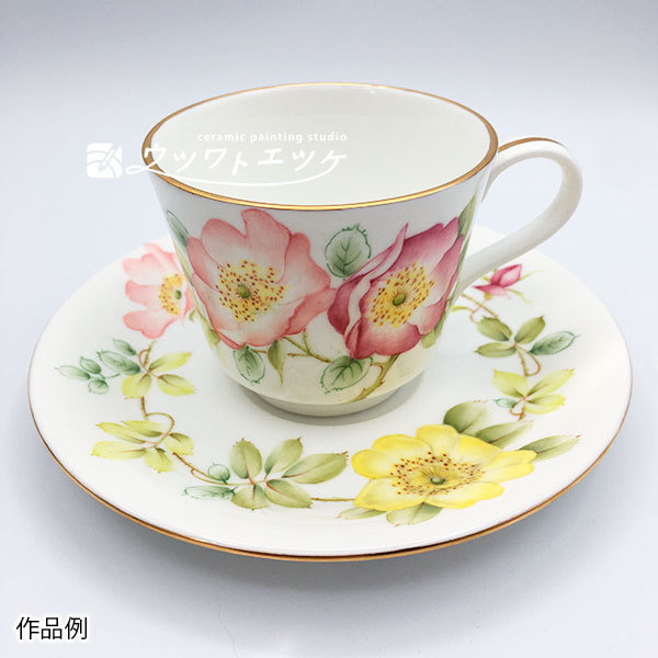 3色の野ばらが描かれたカップアンドソーサー