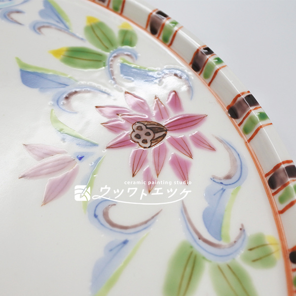 ピンク系の絵具で描かれた蓮の花部分の拡大