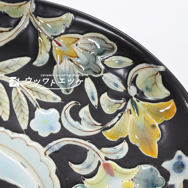 黒い楕円皿のつやつやに盛り上がった植物部分の拡大