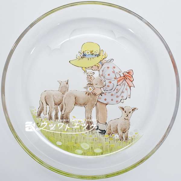 帽子をかぶった女の子と仔羊たちが描かれたガラス皿