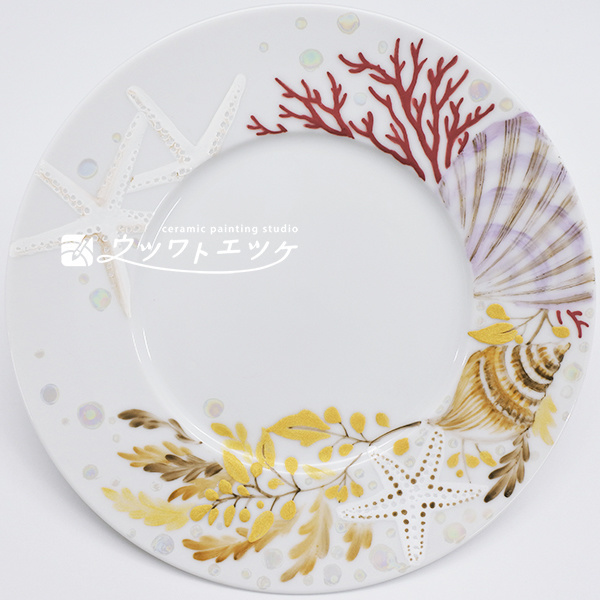 ラスターや絵具で貝やヒトデが描かれた丸皿