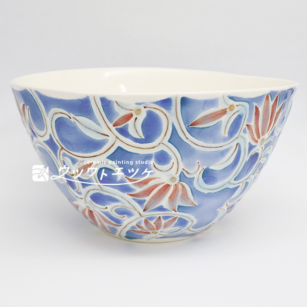 下絵具と釉薬でふっくら盛り上がった赤い花が描かれた青い鉢