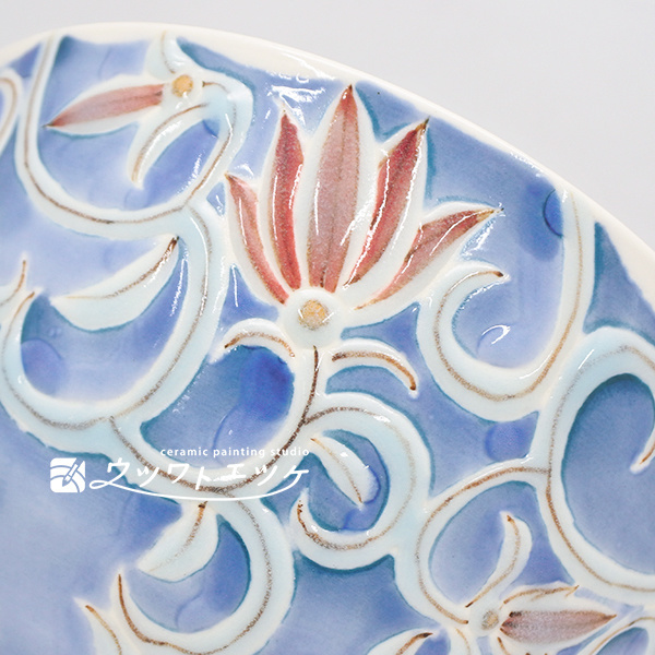 盛り上がった赤い花が一輪描かれた部分の拡大