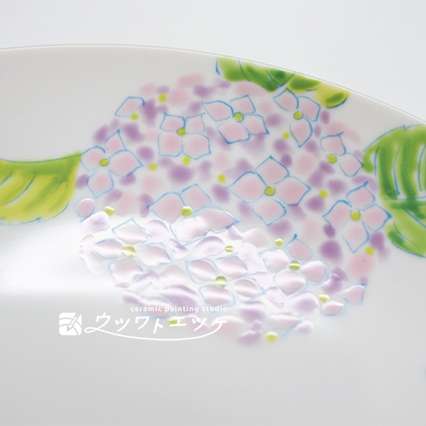 お皿に薄めの紫色で描かれたアジサイの拡大