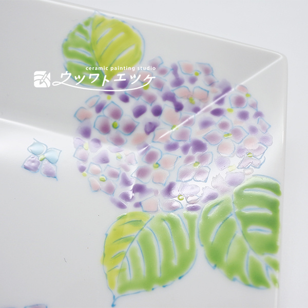 お皿に濃いめの紫色で描かれたアジサイの拡大