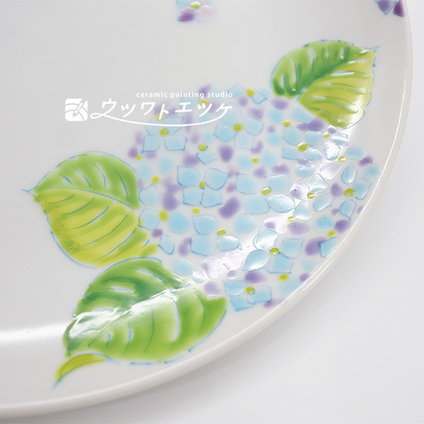 お皿に水色で描かれたアジサイの拡大