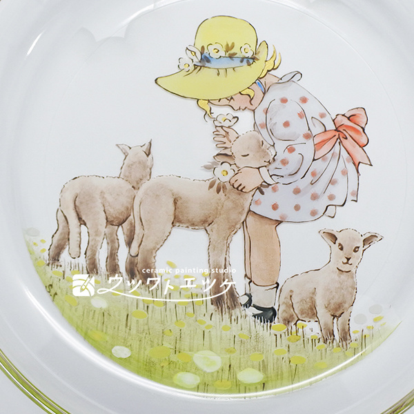 女の子と仔羊たちが描かれたガラス皿の絵柄部分の拡大