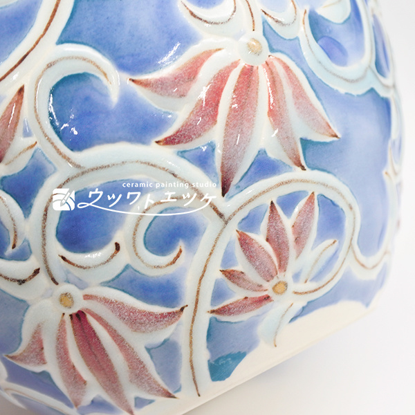 盛り上がった赤い花が三輪描かれた部分の拡大