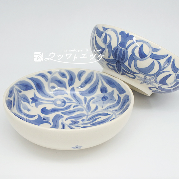 染付で揃いの唐草文様が描かれた小鉢2つ