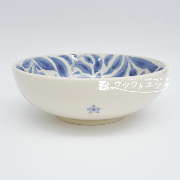 染付で内側に唐草文様が描かれた小鉢を横から見た状態