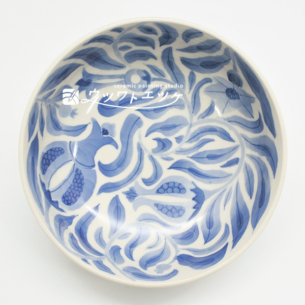 染付で内側に唐草文様が描かれた小鉢を上から見た状態